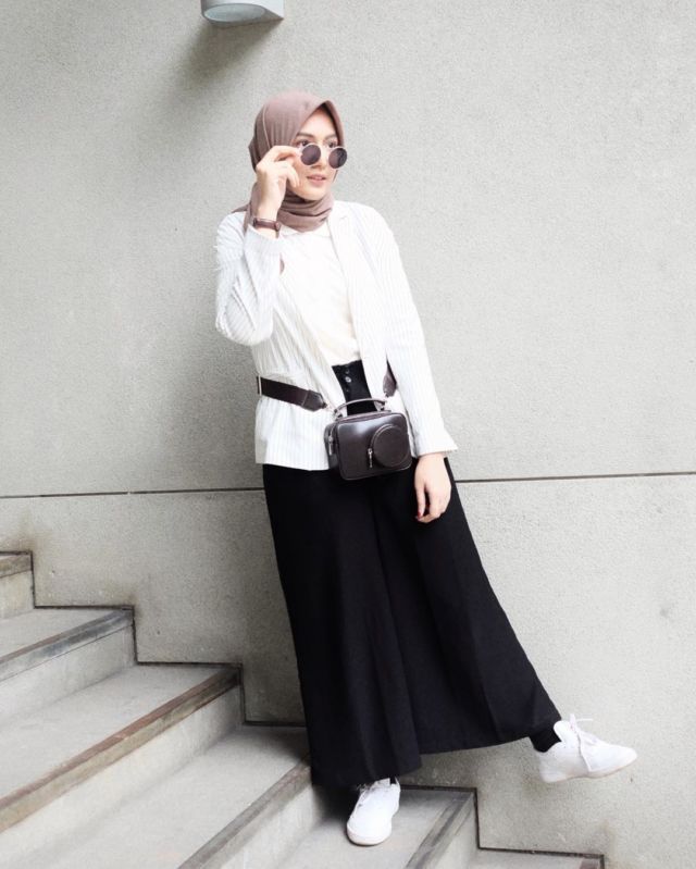 9 Ide Pakai Rok dengan Sneakers ala Selebgram Bella Attamimi. Feminin, Namun Ada Sentuhan Sporty