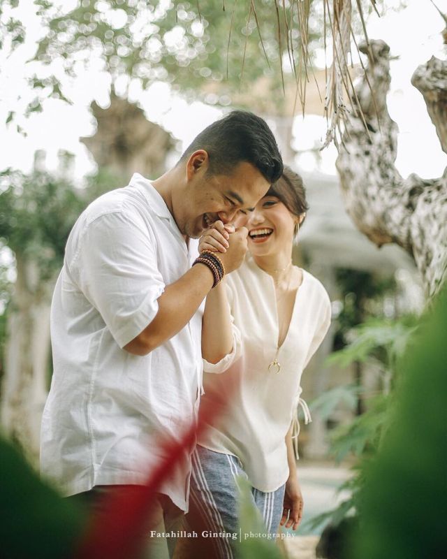 Karena Pernikahan adalah Momen Bahagia, 12 Ide Pre-Wedding dengan Pose Tertawa Ini Bisa Kamu Coba