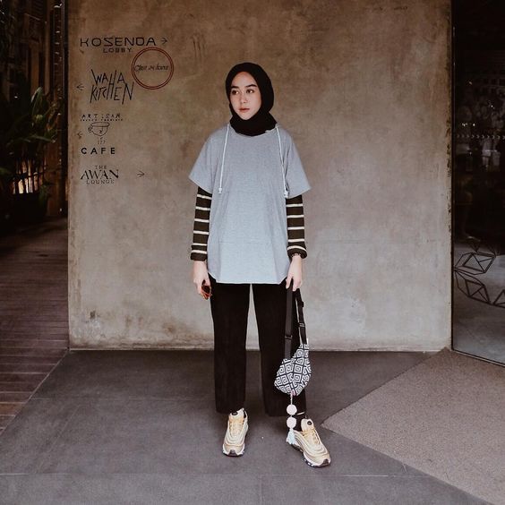 10 Ide Padu Padan Kaus Lengan Pendek Untuk Hijabers. Sopan Tertutup, tapi Tetap Stylish dan Kece