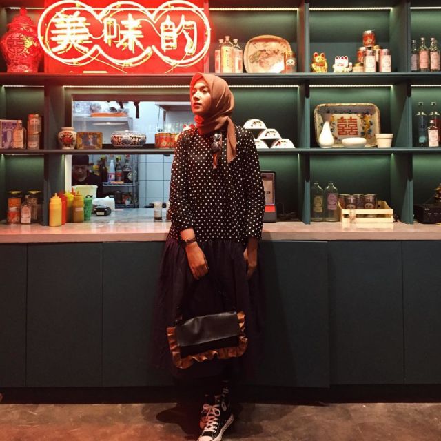 9 Ide Pakai Rok dengan Sneakers ala Selebgram Bella Attamimi. Feminin, Namun Ada Sentuhan Sporty