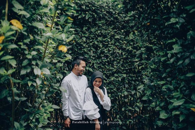 Karena Pernikahan adalah Momen Bahagia, 12 Ide Pre-Wedding dengan Pose Tertawa Ini Bisa Kamu Coba