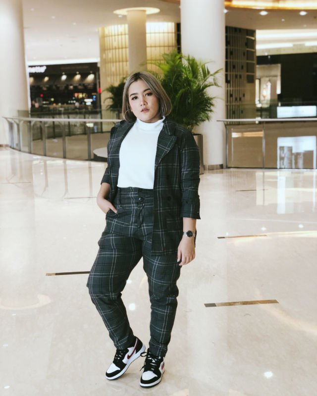 10 Ide Padu Padan Busana ala Selebgram Sandra D Lubis. Sempurna untuk Kamu yang Bertubuh Curvy!