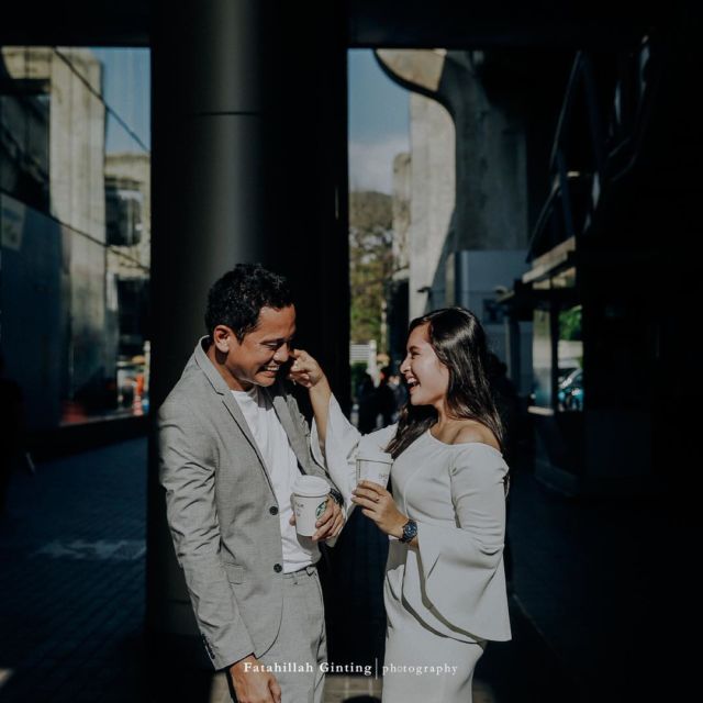 Karena Pernikahan adalah Momen Bahagia, 12 Ide Pre-Wedding dengan Pose Tertawa Ini Bisa Kamu Coba