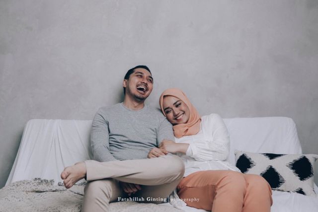 Karena Pernikahan adalah Momen Bahagia, 12 Ide Pre-Wedding dengan Pose Tertawa Ini Bisa Kamu Coba