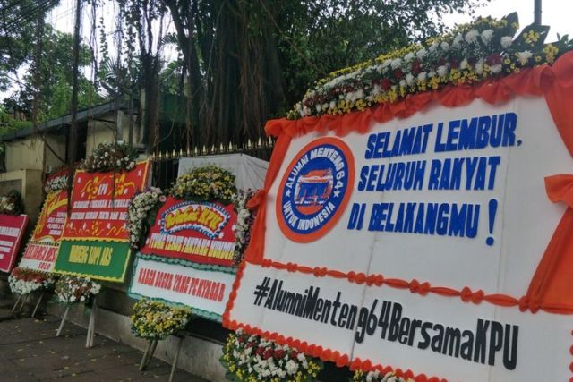 Gedung KPU Dipenuhi Karangan Bunga, Dari yang Kocak Tulisannya Hingga yang Membuat Haru