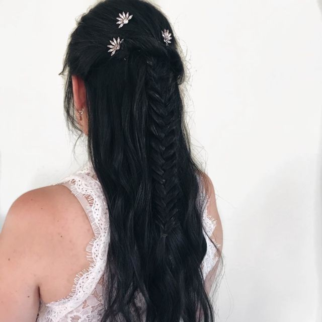 12 Gaya Rambut untuk Bridesmaid di Nikahan Teman. Terlihat Elegan dan Awet Muda, Masa Nggak Mau?