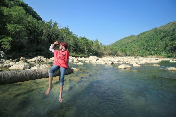 Gardu Pandang Lemah Rubuh, Destinasi Hits di Tepian Kali Oya, Imogiri, Bantul. Yuk Main di Sungai!