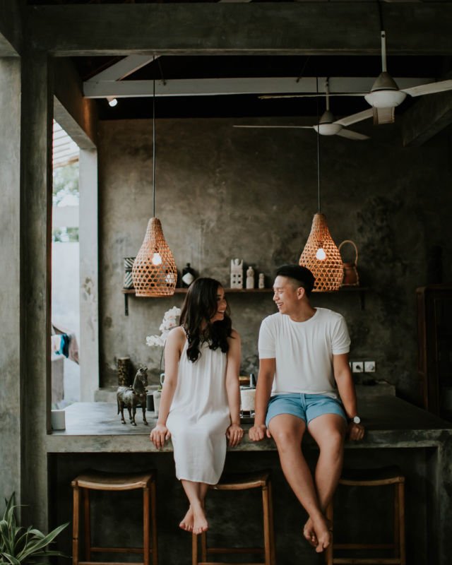 Suka Canggung Bergaya? Cobain Nih 12 Ide Pose Pre-Wedding Duduk Manja Bersama Pasangan Mesra