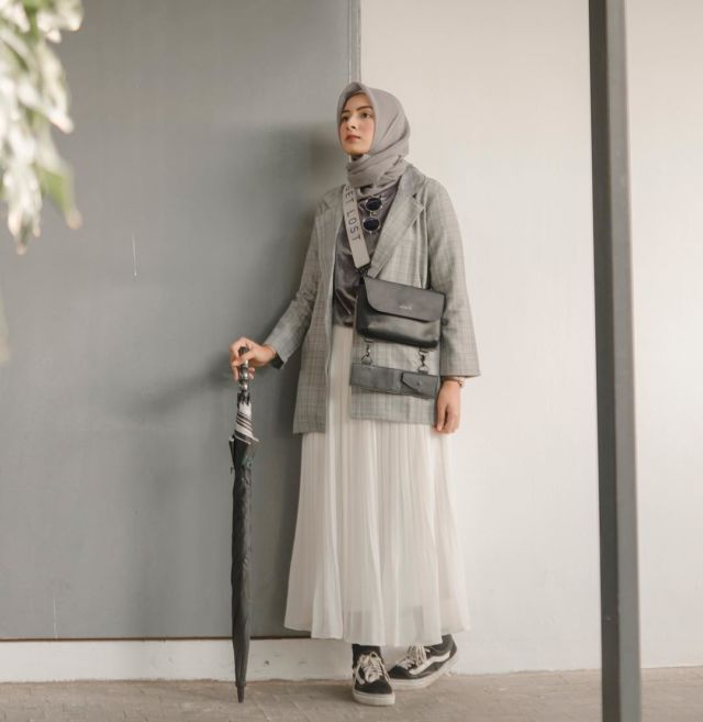 9 Ide Pakai Rok dengan Sneakers ala Selebgram Bella Attamimi. Feminin, Namun Ada Sentuhan Sporty