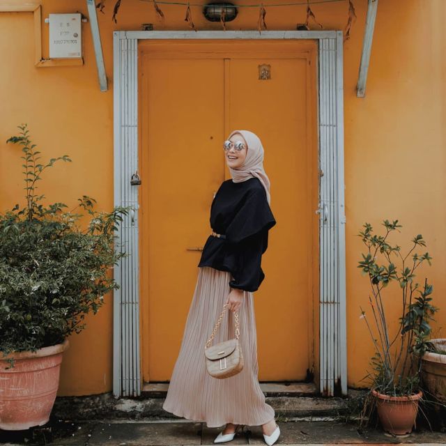 10 Ide Padu Padan Rok Lipit Alias Pleated Skirt Buat Kondangan. Pas Bagi yang Bosan Kebayaan