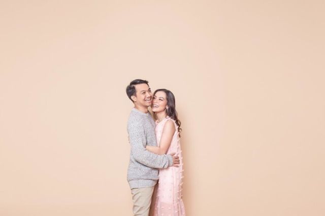 10 Ide Pre-wedding Minimalis dengan Latar Tembok Polos, Murah Meriah tapi Tetap Berkelas