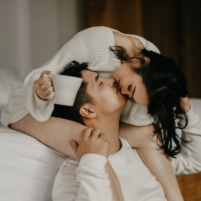 13 Ide Pose Pelukan dari Belakang yang Manis dan Romantis untuk Pre-Wedding. Duh, Mesranya~