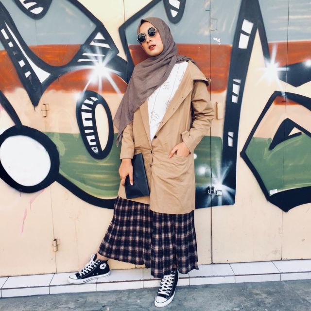 9 Ide Pakai Rok dengan Sneakers ala Selebgram Bella Attamimi. Feminin, Namun Ada Sentuhan Sporty