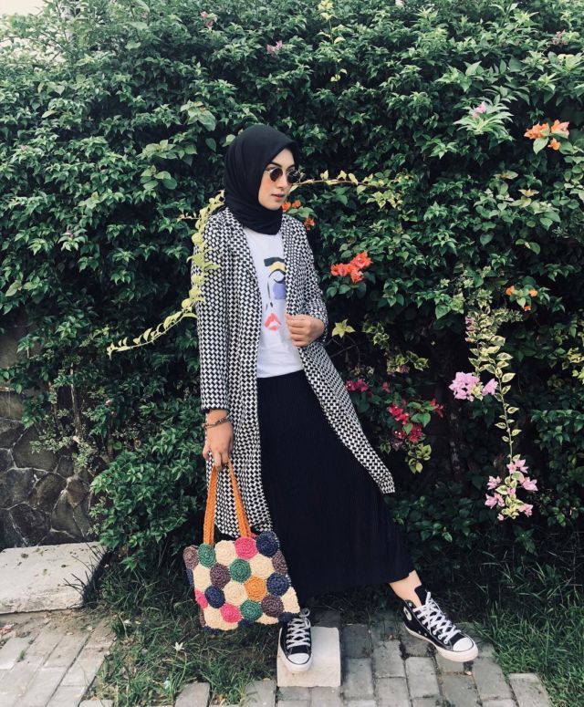 9 Ide Pakai Rok dengan Sneakers ala Selebgram Bella Attamimi. Feminin, Namun Ada Sentuhan Sporty