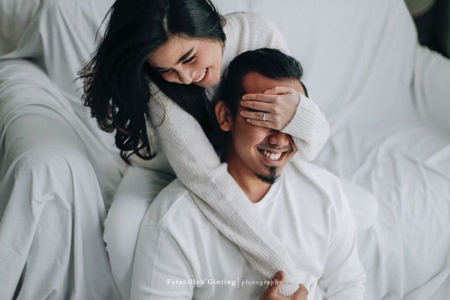 Karena Pernikahan adalah Momen Bahagia, 12 Ide Pre-Wedding dengan Pose Tertawa Ini Bisa Kamu Coba