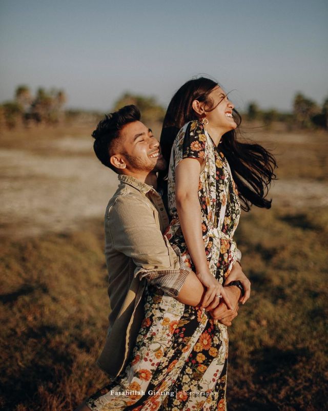 Karena Pernikahan adalah Momen Bahagia, 12 Ide Pre-Wedding dengan Pose Tertawa Ini Bisa Kamu Coba