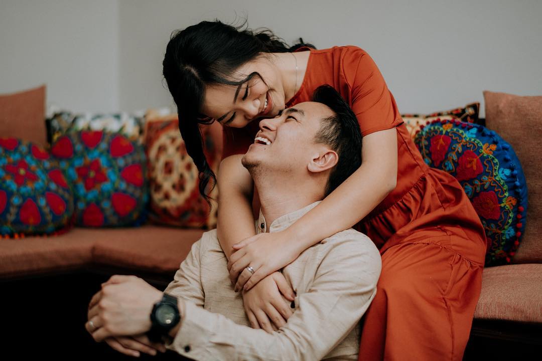 13 Ide Pose Pelukan dari Belakang yang Manis dan Romantis untuk Pre-Wedding. Duh, Mesranya~