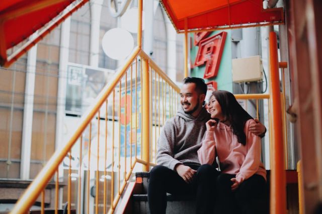 Suka Canggung Bergaya? Cobain Nih 12 Ide Pose Pre-Wedding Duduk Manja Bersama Pasangan Mesra