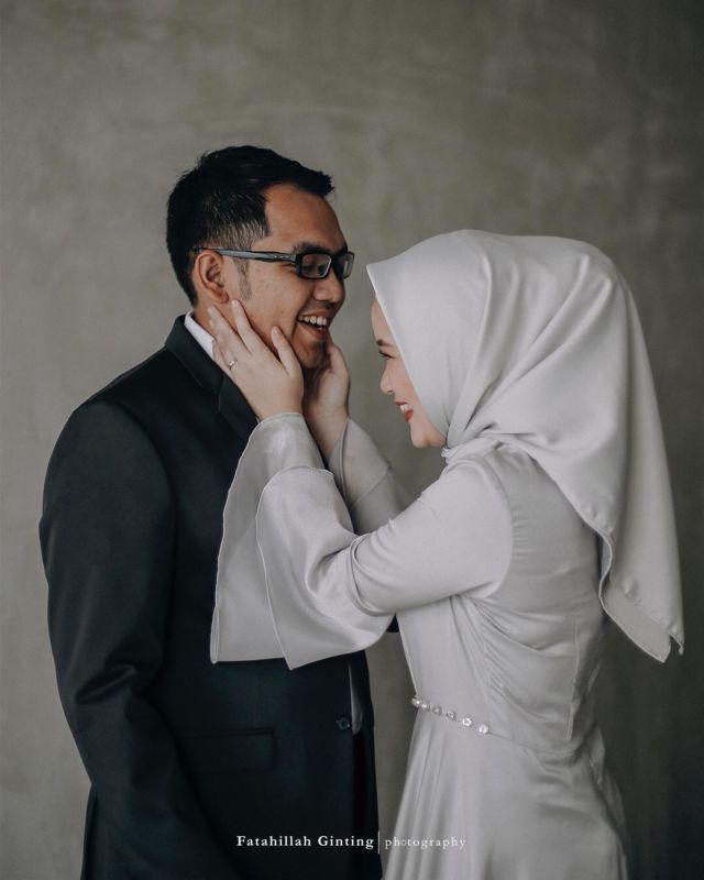 Karena Pernikahan adalah Momen Bahagia, 12 Ide Pre-Wedding dengan Pose Tertawa Ini Bisa Kamu Coba