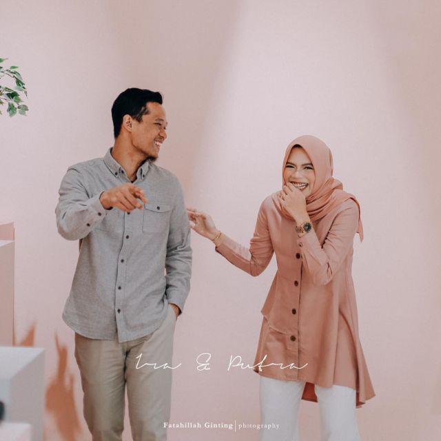 Karena Pernikahan adalah Momen Bahagia, 12 Ide Pre-Wedding dengan Pose Tertawa Ini Bisa Kamu Coba