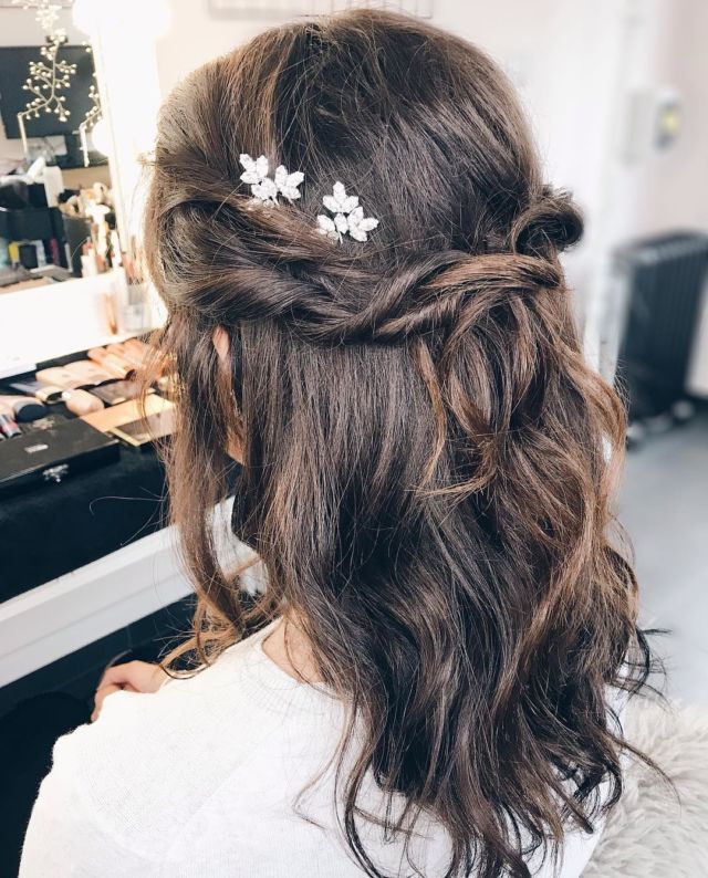 12 Gaya Rambut untuk Bridesmaid di Nikahan Teman. Terlihat Elegan dan Awet Muda, Masa Nggak Mau?