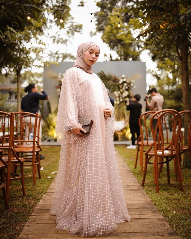 9 OOTD Kondangan untuk Ibu Hamil ala Selebgram Joyagh. Sopan, Elegan dan Pasti Curi Perhatian!