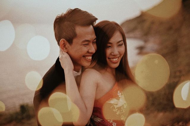 13 Ide Pose Pelukan dari Belakang yang Manis dan Romantis untuk Pre-Wedding. Duh, Mesranya~