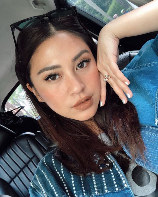 11 Inspirasi Pakai Lipstik Cokelat ala Beauty Influencer. Cantik Elegan Tanpa Pucat atau Berlebihan