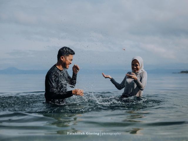 Karena Pernikahan adalah Momen Bahagia, 12 Ide Pre-Wedding dengan Pose Tertawa Ini Bisa Kamu Coba