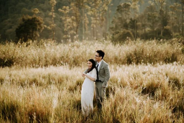 13 Ide Pose Pelukan dari Belakang yang Manis dan Romantis untuk Pre-Wedding. Duh, Mesranya~