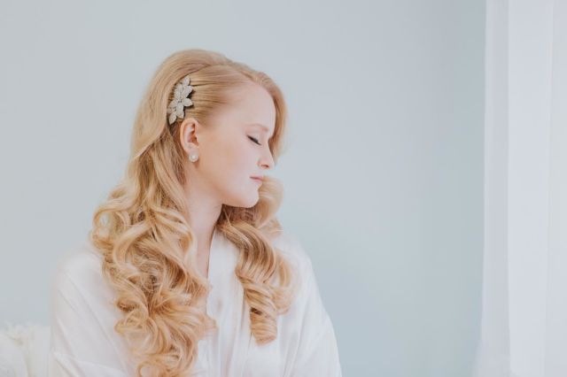 12 Gaya Rambut untuk Bridesmaid di Nikahan Teman. Terlihat Elegan dan Awet Muda, Masa Nggak Mau?