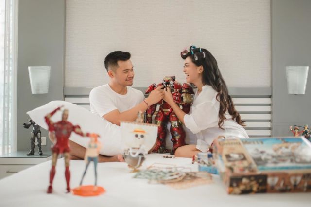 Suka Canggung Bergaya? Cobain Nih 12 Ide Pose Pre-Wedding Duduk Manja Bersama Pasangan Mesra