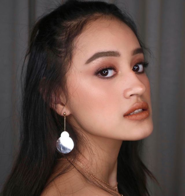 Satu Warna untuk Semua, Sontek Yuk 12 Ide Monochromatic Make-up Look ala Selebgram Hits Ini!