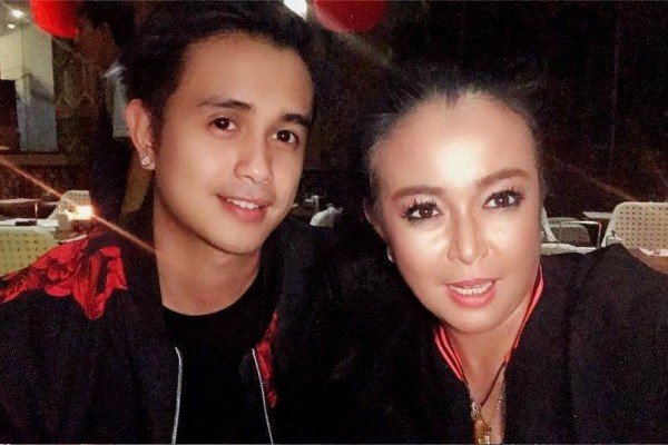 5 Fakta Pernikahan Bintang FTV Ajun Perwira-Jennifer yang Terpaut Usia 17 Tahun. Mesranya Kayak ABG!