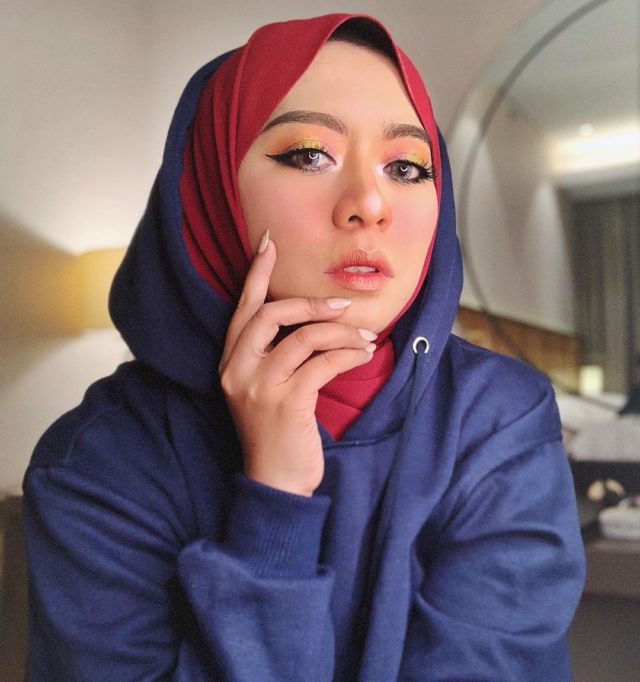 11 Ide Pakai Lipstik Warna Oranye ala Selebgram, Segar dan Nggak Norak