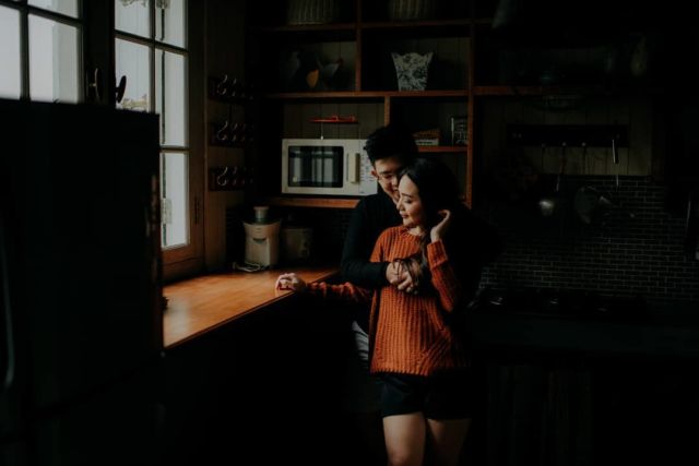 13 Ide Pose Pelukan dari Belakang yang Manis dan Romantis untuk Pre-Wedding. Duh, Mesranya~