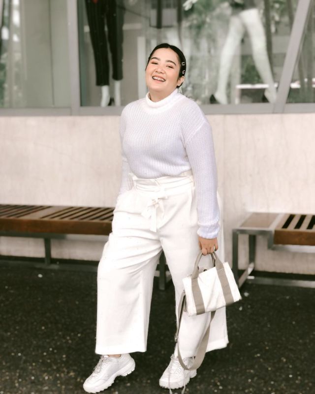 10 Ide Padu Padan Busana ala Selebgram Sandra D Lubis. Sempurna untuk Kamu yang Bertubuh Curvy!