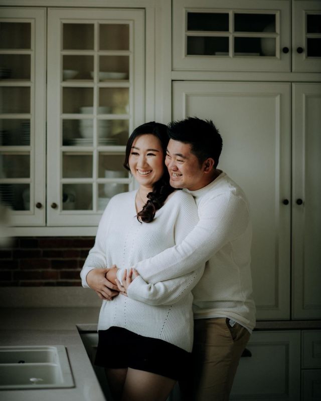 13 Ide Pose Pelukan dari Belakang yang Manis dan Romantis untuk Pre-Wedding. Duh, Mesranya~