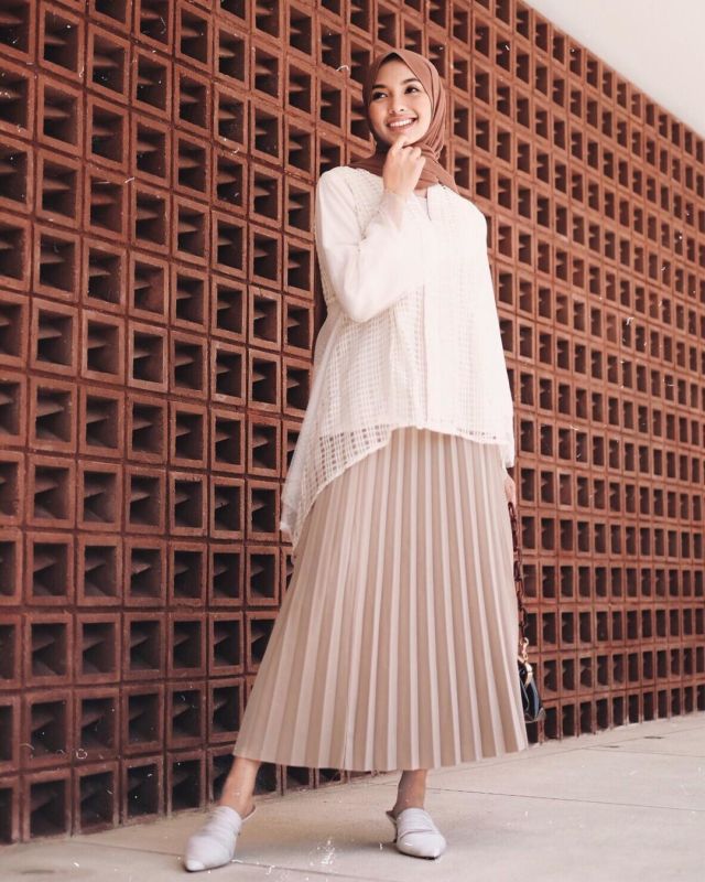 10 Ide Padu Padan Rok Lipit Alias Pleated Skirt Buat Kondangan. Pas Bagi yang Bosan Kebayaan