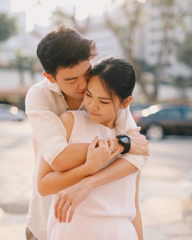 13 Ide Pose Pelukan dari Belakang yang Manis dan Romantis untuk Pre-Wedding. Duh, Mesranya~