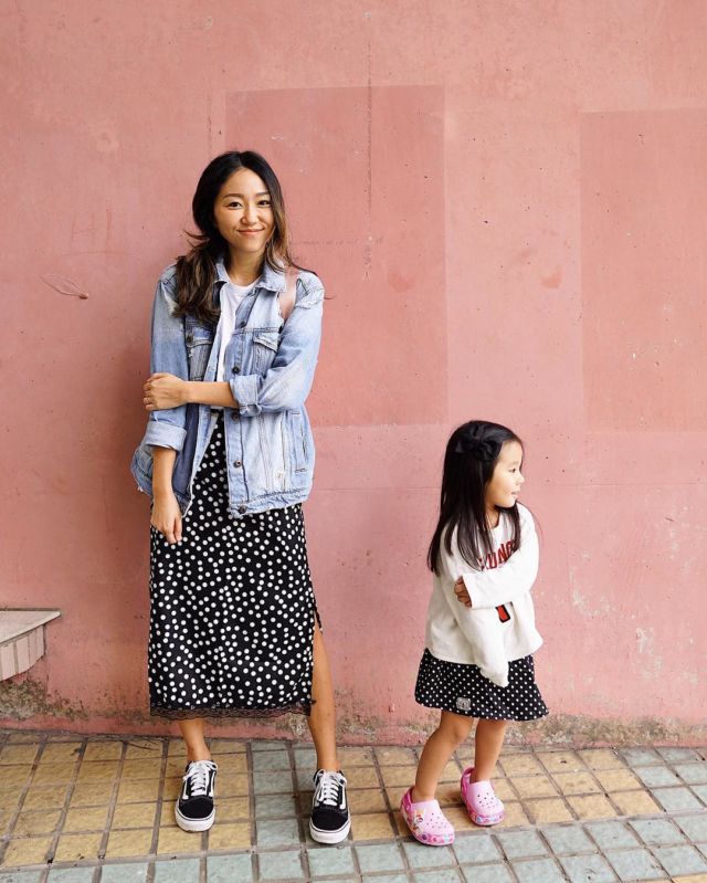 9 Ide Baju Kompakan Ibu-Anak. Nggak Harus Sama Persis untuk Terlihat Sama-sama Manis, bak Kakak Adik