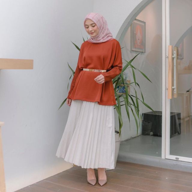 10 Ide Padu Padan Rok Lipit Alias Pleated Skirt Buat Kondangan. Pas Bagi yang Bosan Kebayaan