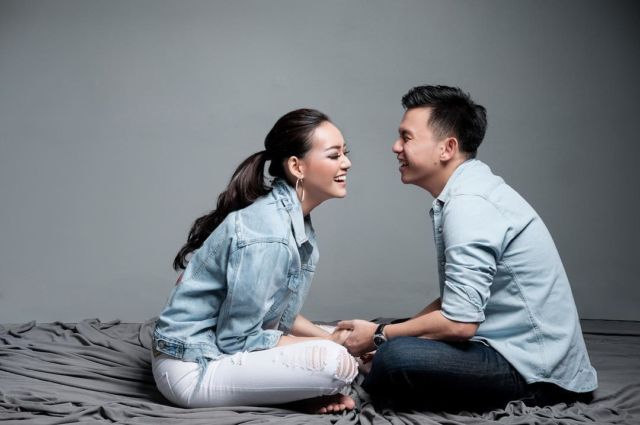 Suka Canggung Bergaya? Cobain Nih 12 Ide Pose Pre-Wedding Duduk Manja Bersama Pasangan Mesra