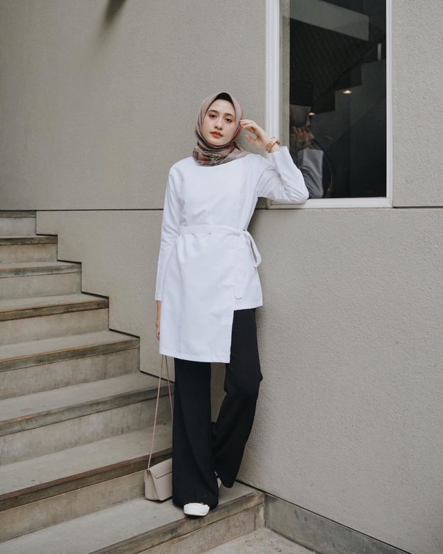 10+ Padu Padan Tunik ala Selebgram Helmi Nursifah. Nyaman untuk ke Kantor atau ke Kampus Seharian~