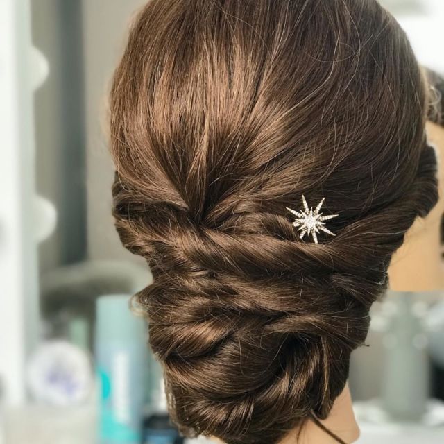 12 Gaya Rambut untuk Bridesmaid di Nikahan Teman. Terlihat Elegan dan Awet Muda, Masa Nggak Mau?