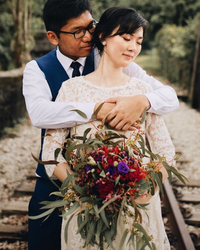 13 Ide Pose Pelukan dari Belakang yang Manis dan Romantis untuk Pre-Wedding. Duh, Mesranya~