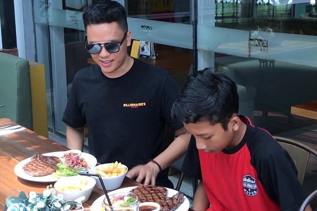 Ajak Makan Steak, Arief Muhammad Wujudkan Janji Mendiang Ayah Bocah SMP Ini. Ceritanya Bikin Haru!