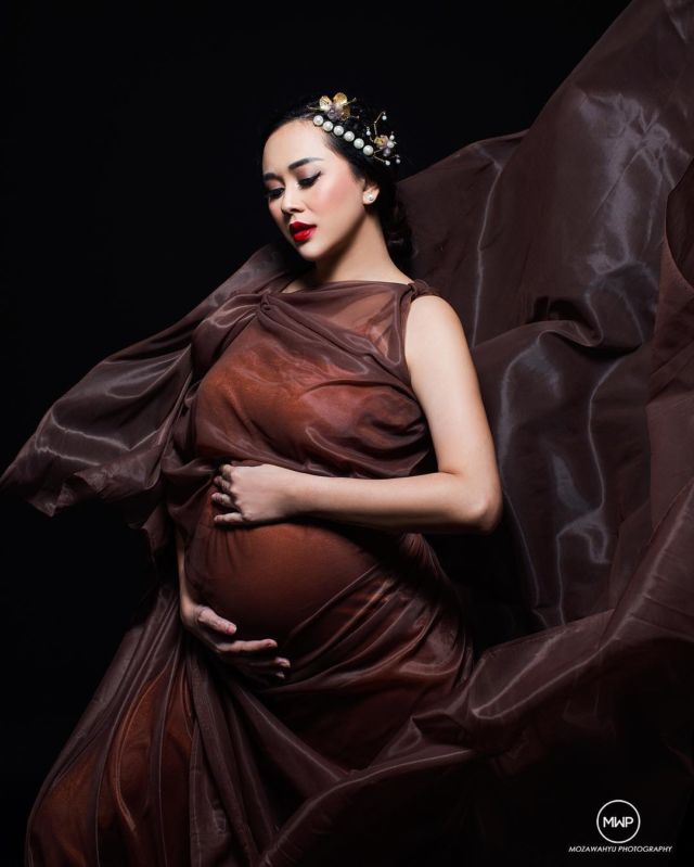 Hamil 7 Bulan, Aura Kasih Unggah Maternity Photo Seksi Bareng Suami. Bisa Jadi Ide Fotomu Juga Nih!