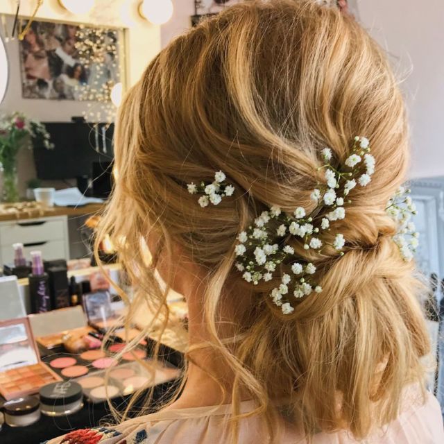 12 Gaya Rambut untuk Bridesmaid di Nikahan Teman. Terlihat Elegan dan Awet Muda, Masa Nggak Mau?