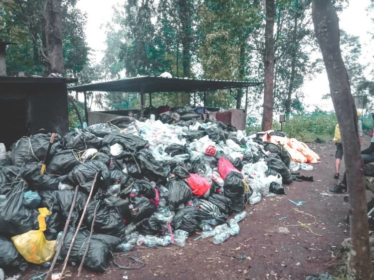 Libur Long Weekend, Gunung Merbabu Dipenuhi Ribuan Pendaki. Kemacetan pun Pindah di Gunung!